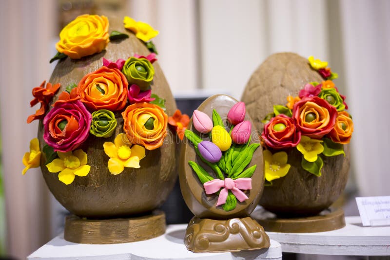 Ostern-Schokoladeneier Mit Blumen Stockfoto - Bild von verlockend ...