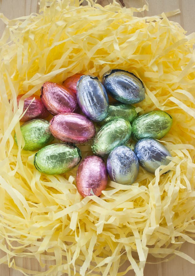 Ostern-Schokoladeneier Und Ein Gelbes Huhn. Stockbild - Bild von farbe ...