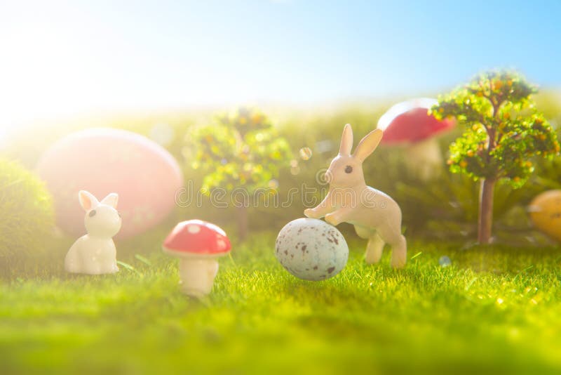 Ostern verzieren mit Kaninchenspielzeug und Ostereiern auf Rasenflächehintergrund lizenzfreies stockfoto Ostern verzieren mit Kaninchenspielzeug und Ostereiern auf Rasenflächehintergrund lizenzfreies stockfoto