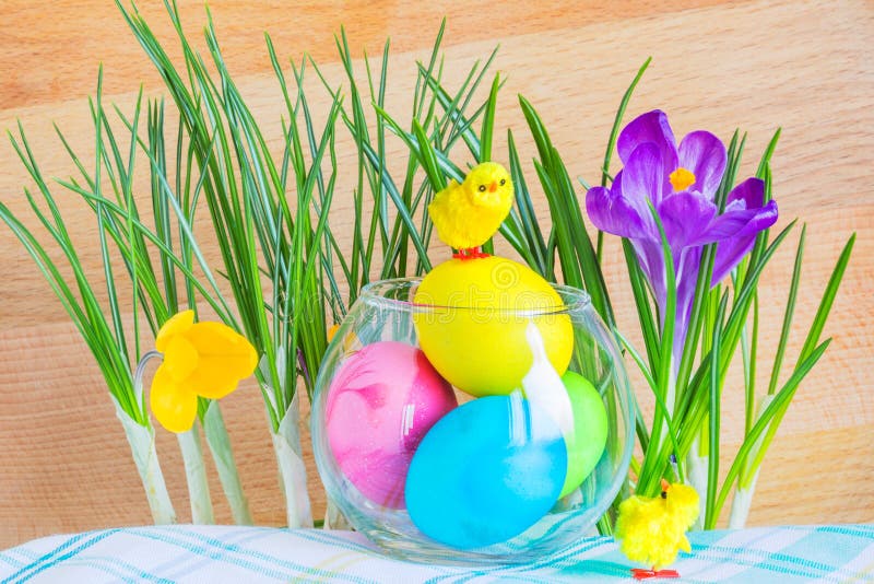 Ostern-Zusammensetzung mit Krokussen und farbigen Eiern lizenzfreie stockfotos Ostern-Zusammensetzung mit Krokussen und farbigen Eiern lizenzfreie stockfotos
