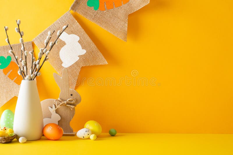 Osterthema. Seitenansicht eines Tisches mit rustikalen Elementen, einer Vase mit Pflanze, Holzhasenfiguren stockfotos