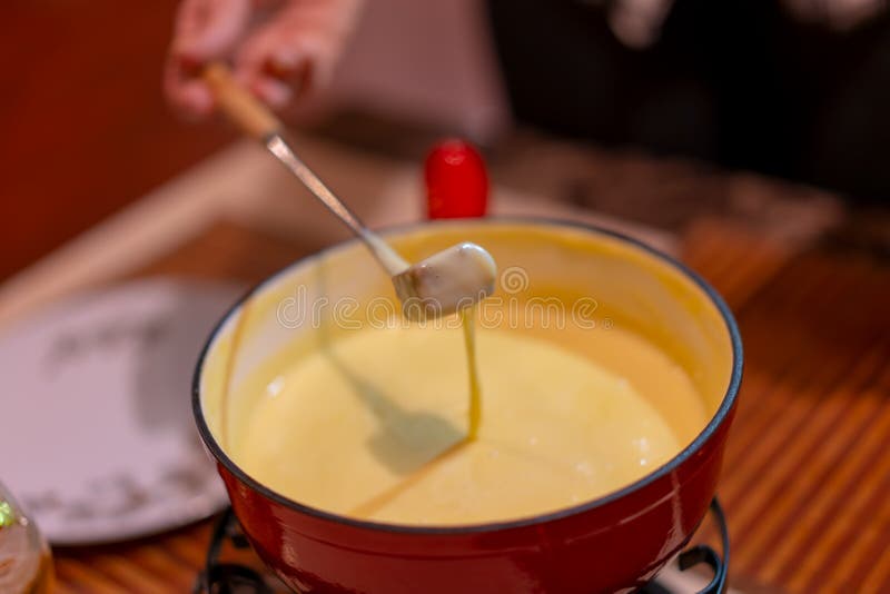 Ostfondue, traditionell schweizisk mat för vinter royaltyfri bild Ostfondue, traditionell schweizisk mat för vinter royaltyfri bild