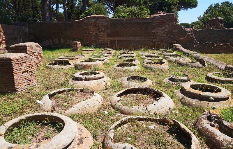 Ostia Antica - anfore di stoccaggio del grano Belle vecchie finestre a Roma (Italia) fotografie stock libere da diritti Ostia Antica - anfore di stoccaggio del grano Belle vecchie finestre a Roma (Italia) fotografie stock libere da diritti