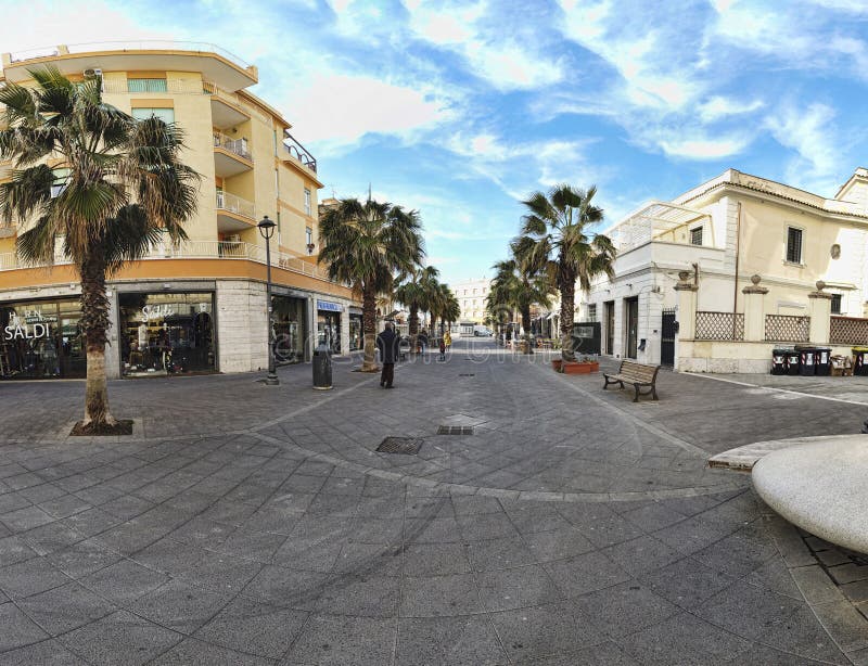 Ostia Lido gatasikt från Anco Marzio Square till Marina Avenue arkivbild Ostia Lido gatasikt från Anco Marzio Square till Marina Avenue arkivbild