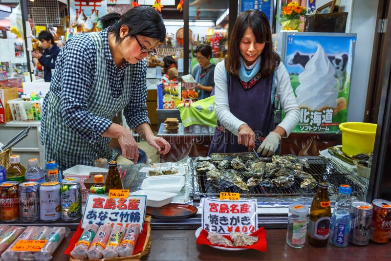 Ostra asada a la parrilla en Miyajima imagenes de archivo Ostra asada a la parrilla en Miyajima imagenes de archivo