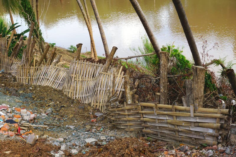 Ostry wyplatający bambusa ogrodzenie wzdłuż rzeki w Luang Prabang, Laos zdjęcie stock