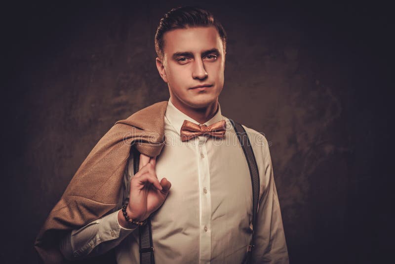 Ostrze ubierał mężczyzna jest ubranym suspenders i łęku krawat fotografia stock Ostrze ubierał mężczyzna jest ubranym suspenders i łęku krawat fotografia stock