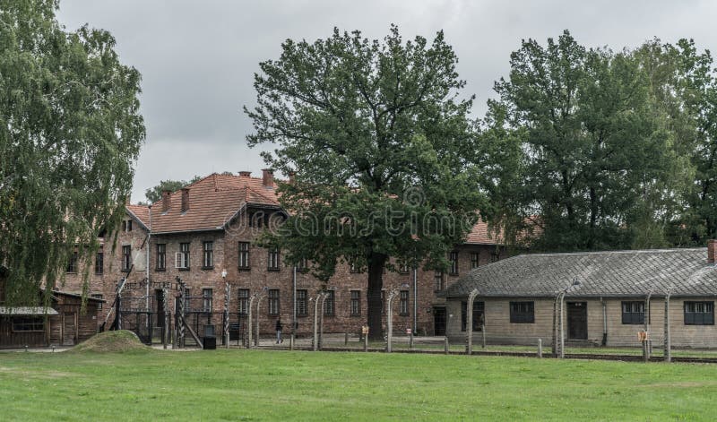 Oswiecim, el 23 de agosto de 2017: La puerta de la entrada con los trabajos hace libremente fotografía de archivo Oswiecim, el 23 de agosto de 2017: La puerta de la entrada con los trabajos hace libremente fotografía de archivo