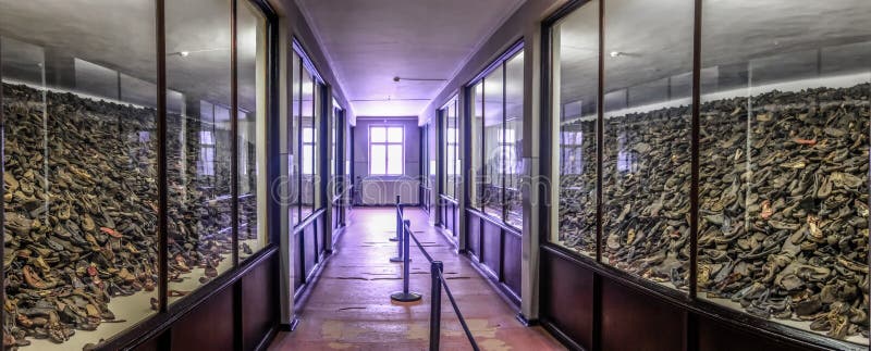 Oswiecim/Polonia - 02 15 2018: Callejón con las pilas de zapatos foto de archivo libre de regalías Oswiecim/Polonia - 02 15 2018: Callejón con las pilas de zapatos foto de archivo libre de regalías