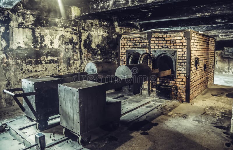 Oswiecim/Polonia - 02 15 2018: Estufa del crematorio en el sótano oscuro en el museo de Auschwitz fotografía de archivo Oswiecim/Polonia - 02 15 2018: Estufa del crematorio en el sótano oscuro en el museo de Auschwitz fotografía de archivo