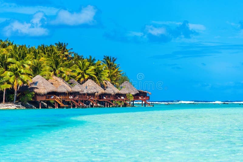 Oszałamiająco tropikalna Aitutaki wyspa z drzewkami palmowymi, białym piaskiem, turkusową ocean wodą i niebieskim niebem przy Kuc