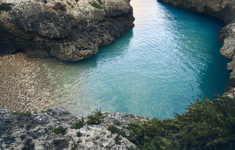 Oszałamiająco opustoszała plaża z błękitne wody obrazy stock Oszałamiająco opustoszała plaża z błękitne wody obrazy stock