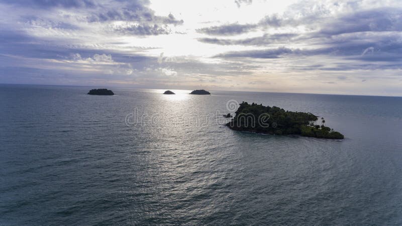 Oszałamiająco wyspy z wybrzeża Koh Chang, Tajlandia fotografia royalty free Oszałamiająco wyspy z wybrzeża Koh Chang, Tajlandia fotografia royalty free