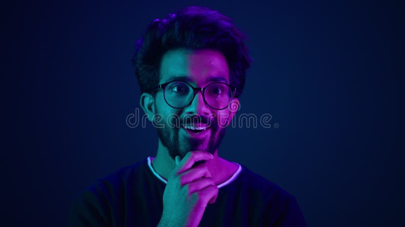 Oszałamiający szczęśliwy zszokowany zdumiewający zdumiewający arabski mężczyzna mężczyzna programista coder internet komputer prog