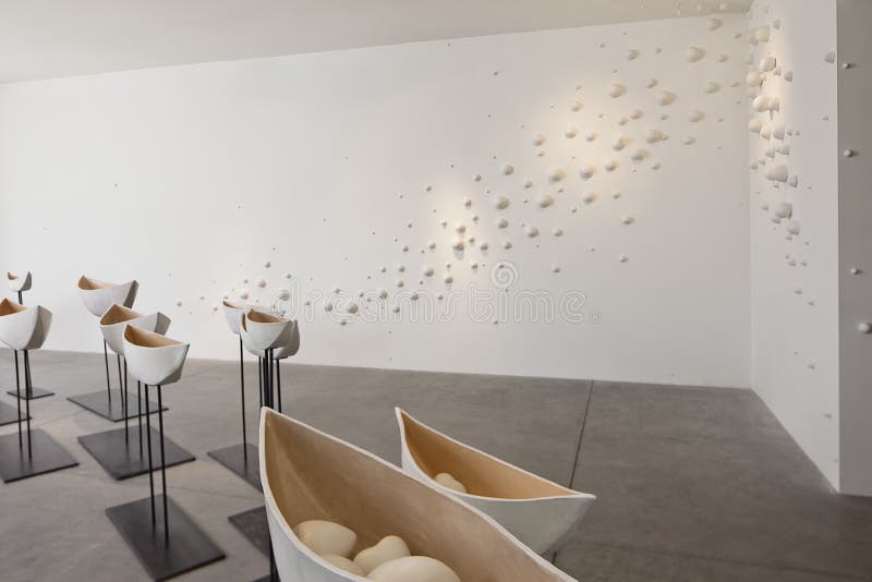 Oszklone ceramics łodzie w galerii sztuki