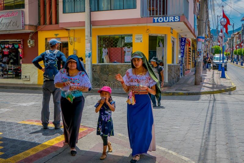OTAVALO, ECUADOR, 06 NOVEMBER, 2018: Familie die in de straten van de stad die van Otavalo lopen typische inheems dragen royalty-vrije stock foto's OTAVALO, ECUADOR, 06 NOVEMBER, 2018: Familie die in de straten van de stad die van Otavalo lopen typische inheems dragen royalty-vrije stock foto's