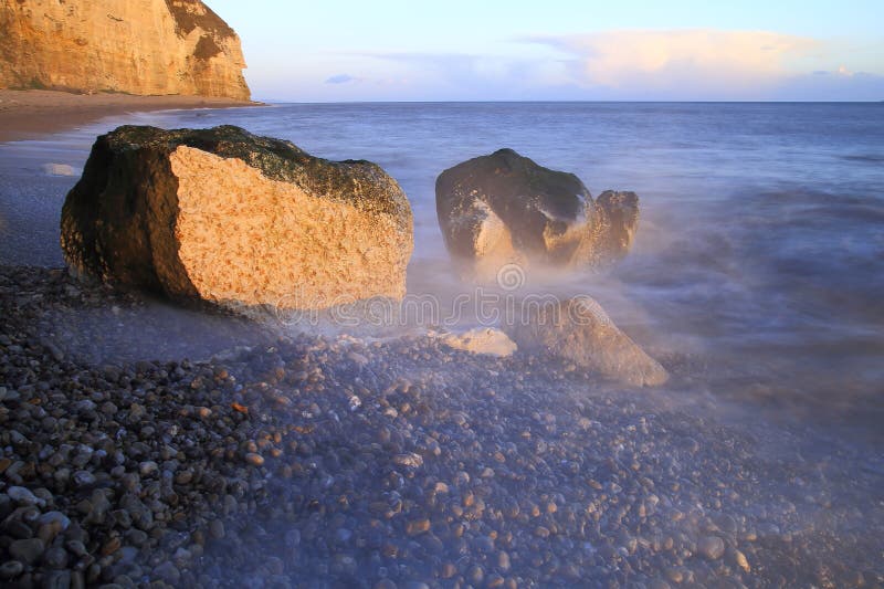 Otoczak plaża na Jurajskim wybrzeżu w Devon zdjęcia stock Otoczak plaża na Jurajskim wybrzeżu w Devon zdjęcia stock