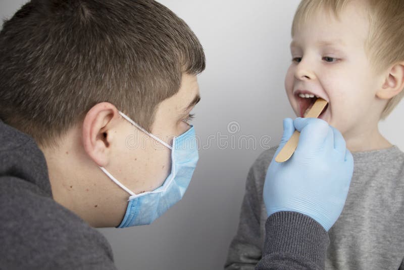 Пациент слюна. Осмотр горла шпателем у детей. Физиолечение горла ребенку. Жалуется боли уха ребёнок.