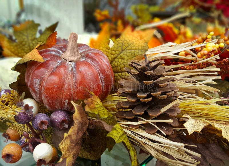 Otoño, decoración con una calabaza, calabaza, cono del pino, bayas, hojas de la caída imagenes de archivo Otoño, decoración con una calabaza, calabaza, cono del pino, bayas, hojas de la caída imagenes de archivo