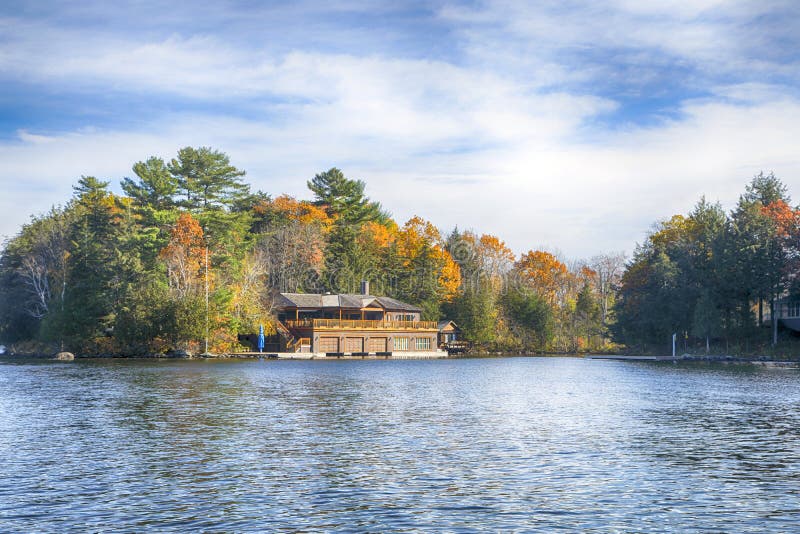 Otoño en los lagos Muskoka, Ontario, Canadá foto de archivo libre de regalías Otoño en los lagos Muskoka, Ontario, Canadá foto de archivo libre de regalías