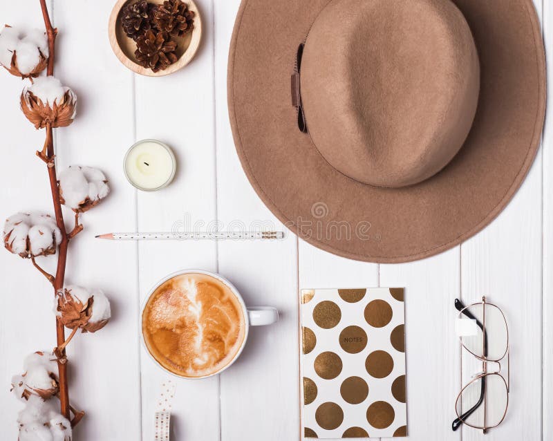 Otoño LY plana temática con el sombrero de fieltro y el café imagen de archivo libre de regalías Otoño LY plana temática con el sombrero de fieltro y el café imagen de archivo libre de regalías