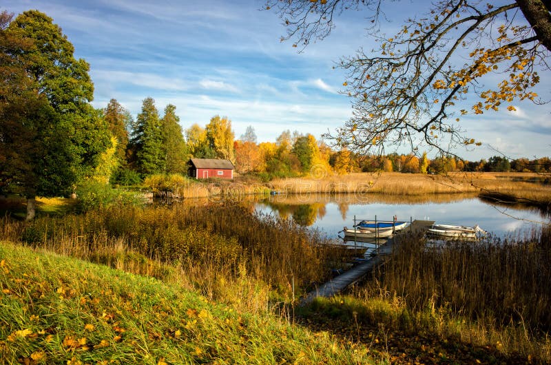 Otoño por el lago Sottern en Suecia foto de archivo Otoño por el lago Sottern en Suecia foto de archivo