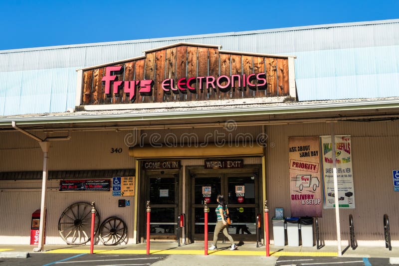 7 ott 2019 Palo Alto / CA / USA - Fry's Electronics Store front, a tema Wild West; Fry's è un rivenditore americano di immagini stock 7 ott 2019 Palo Alto / CA / USA - Fry's Electronics Store front, a tema Wild West; Fry's è un rivenditore americano di immagini stock