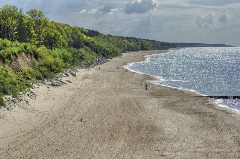 Ottasikt från över på en bred tom baltisk strand royaltyfria foton
