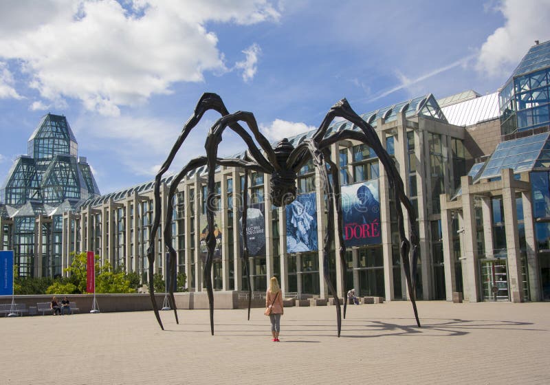 OTTAWA, CANADÁ - 19 DE AGOSTO DE 2014: Escultura da aranha perto do National Gallery de Canadá foto de stock royalty free OTTAWA, CANADÁ - 19 DE AGOSTO DE 2014: Escultura da aranha perto do National Gallery de Canadá foto de stock royalty free
