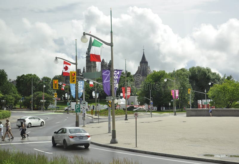 Ottawa, 26 Juni: Het Parlement Heuvel met Bibliotheektoren in Canada 150 Festiviteit van Ottawa in Canada stock afbeeldingen Ottawa, 26 Juni: Het Parlement Heuvel met Bibliotheektoren in Canada 150 Festiviteit van Ottawa in Canada stock afbeeldingen