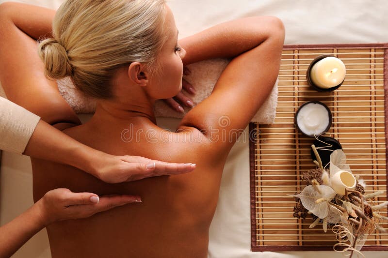ottenere la donna di ricreazione di massaggio fotografie stock libere da diritti ottenere la donna di ricreazione di massaggio fotografie stock libere da diritti