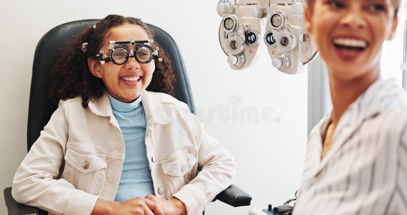Ottica per esame oculare o donna con sorriso o bambino in clinica con strumento diagnostico per i trasparenti prescritti. Oftalmol immagini stock libere da diritti