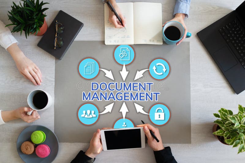 Ottimizzazione di processo aziendale del sistema di gestione di documenti sul desktop dell'ufficio immagine stock libera da diritti