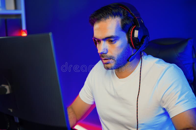 Ottimizzazione verticale delle comunicazioni con il giocatore di squadra utilizzando cuffie e microfono. Supporre. fotografia stock