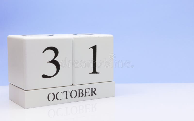 31 ottobre giorno 31 del mese, calendario quotidiano sulla tavola bianca con la riflessione, con fondo blu-chiaro Tempo di autunn fotografia stock 31 ottobre giorno 31 del mese, calendario quotidiano sulla tavola bianca con la riflessione, con fondo blu-chiaro Tempo di autunn fotografia stock