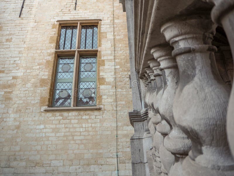 Ottobre 2018 - Mechelen, Belgio: Architetture del XVI secolo Palazzo d'Austria nel centro cittadino fotografia stock libera da diritti Ottobre 2018 - Mechelen, Belgio: Architetture del XVI secolo Palazzo d'Austria nel centro cittadino fotografia stock libera da diritti