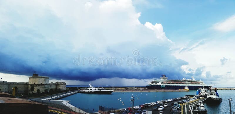 5 OTTOBRE 2019, vista del porto commerciale di Civitavecchia Italia fotografie stock 5 OTTOBRE 2019, vista del porto commerciale di Civitavecchia Italia fotografie stock