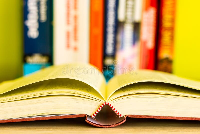Otwarta książka, sterta kolorowe hardback książki odizolowywać na białym tle tylna szkoły Odbitkowa przestrzeń dla teksta obraz t obrazy royalty free Otwarta książka, sterta kolorowe hardback książki odizolowywać na białym tle tylna szkoły Odbitkowa przestrzeń dla teksta obraz t obrazy royalty free