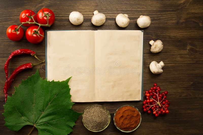 Otwarta rocznik książka z jagodami, pomidorami, Chile pieprzami, pikantność i gronowym liściem na drewnianym tle, zdrowe jedzenie zdjęcia stock Otwarta rocznik książka z jagodami, pomidorami, Chile pieprzami, pikantność i gronowym liściem na drewnianym tle, zdrowe jedzenie zdjęcia stock