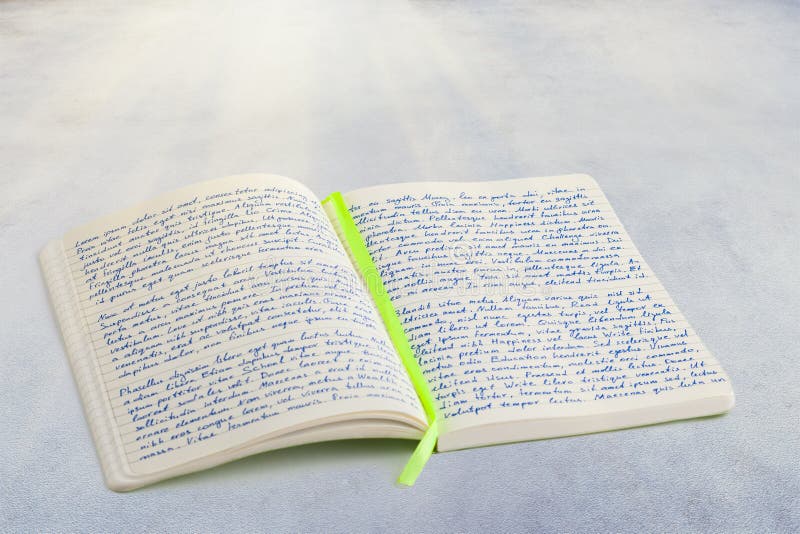 Otwarty notatnik z ręcznie pisany lorem ipsum tekstem i faborek rezerwujemy obraz stock Otwarty notatnik z ręcznie pisany lorem ipsum tekstem i faborek rezerwujemy obraz stock