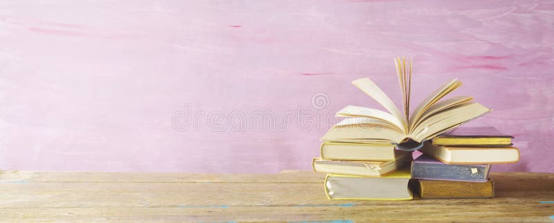 Otwiera książkę na stercie książki, fotografia stock Otwiera książkę na stercie książki, fotografia stock