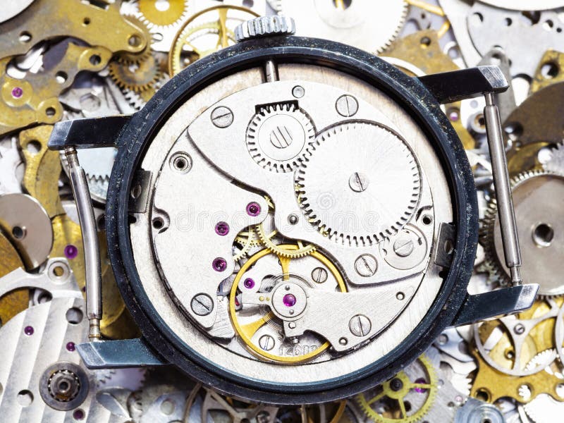 Otwiera machinalnego wristwatch na stosie dodatkowe części obrazy royalty free