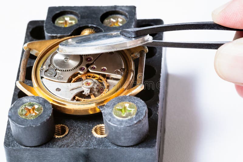 Otwierać tylną pokrywę od starego złota wristwatch obraz royalty free