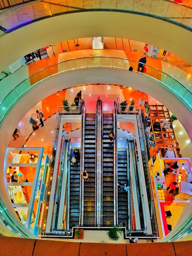 Otwór schodów ruchomych i lekki atrium centrum handlowego zdjęcia royalty free