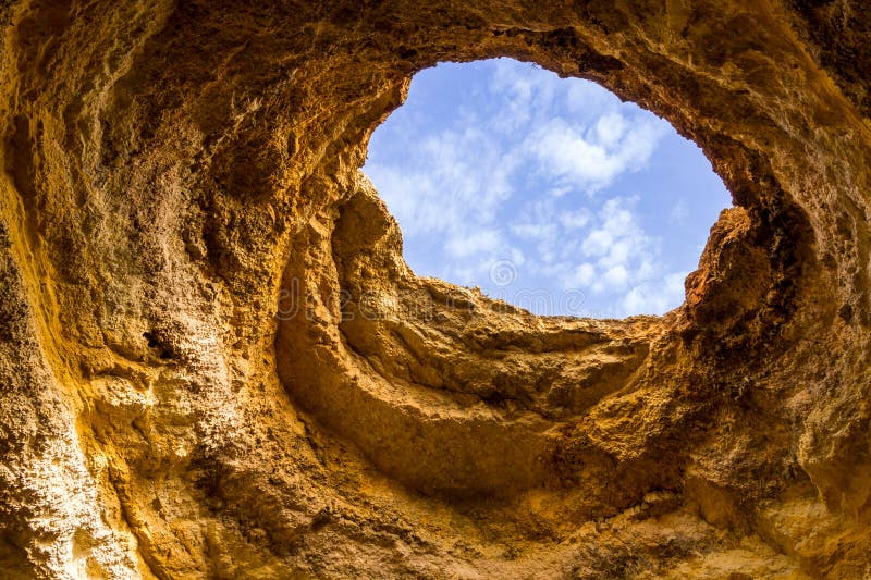 Otwór w górnej części algarve jaskini benagil obrazy stock