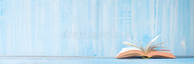 Otwórz książkę, zamknij na niebieskim tle, czytanie, edukacja, literatura, uczenie się, dobra przestrzeń kopiowania