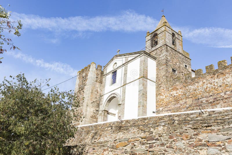 Ou DA Purificação van Nossasenhora das Candeias kerk en het Kasteel in Mourão-stad, District van vora à ‰ royalty-vrije stock afbeeldingen Ou DA Purificação van Nossasenhora das Candeias kerk en het Kasteel in Mourão-stad, District van vora à ‰ royalty-vrije stock afbeeldingen