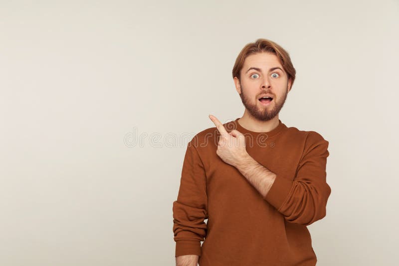 Ouah attention à la publicité! Portrait de l'homme barbu choqué étourdi pointée me ranger du côté de l'espace de copie photographie stock libre de droits