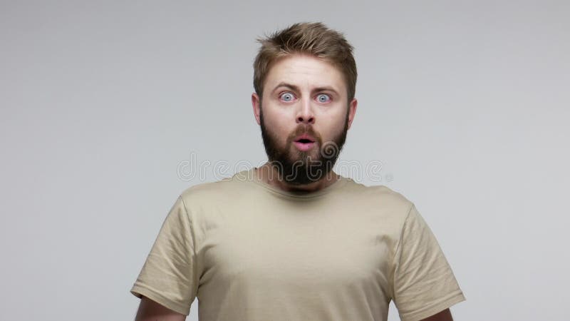 Ouah incroyable! Sentiment d'homme barbu choqué surpris et regardant de grands yeux surpris la caméra banque de vidéos