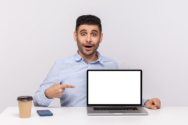 Ouah regardez la publicité! Utilisé stupéfait d'homme assis sur le lieu de travail de bureau dirigeant l'affichage neutre pour ordinateur portable et la moquerie apparent choquée surprise d'expression pour la promotion du site Web. Le studio a tiré isolé